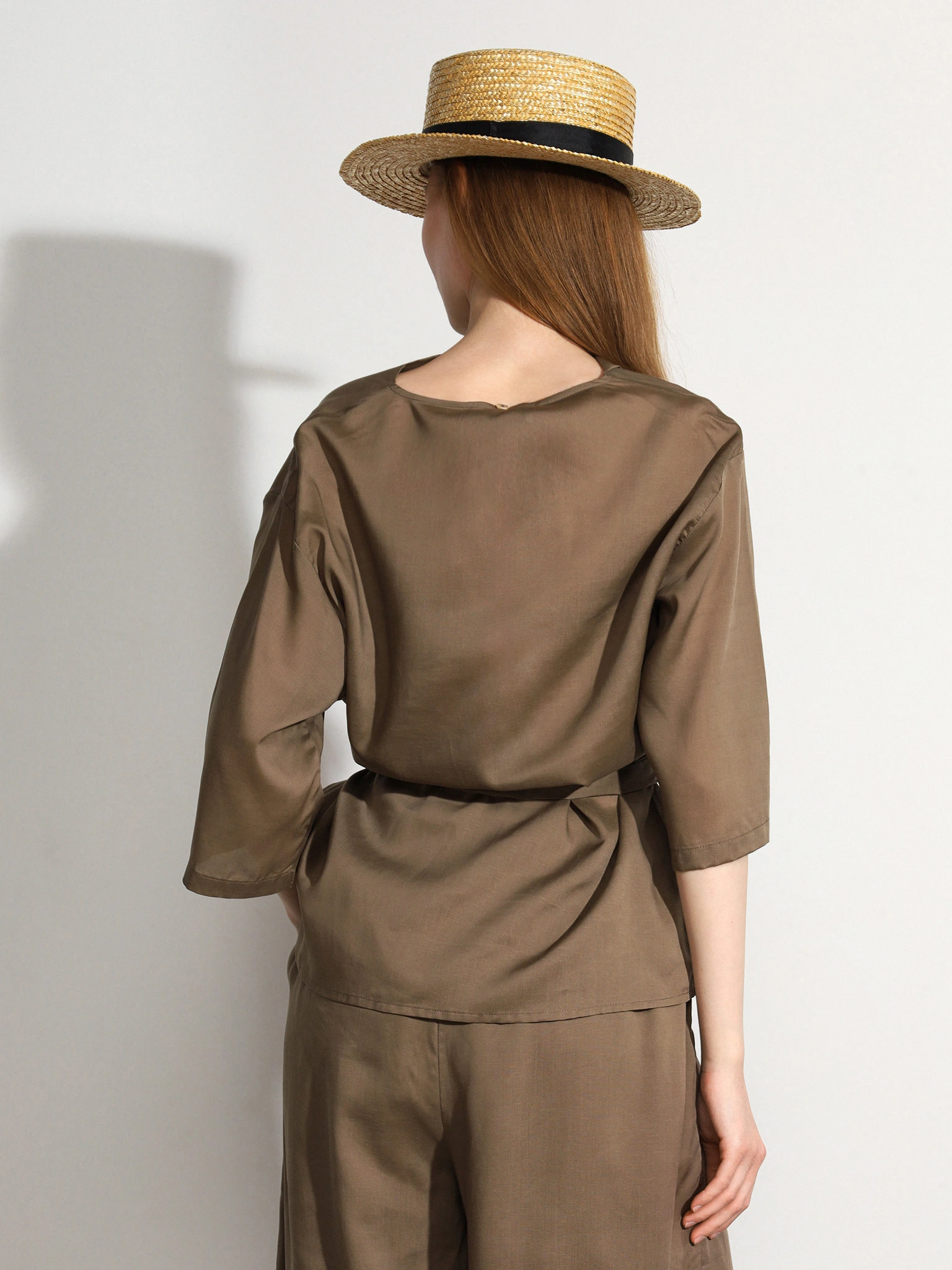 Блуза песочного цвета с поясом